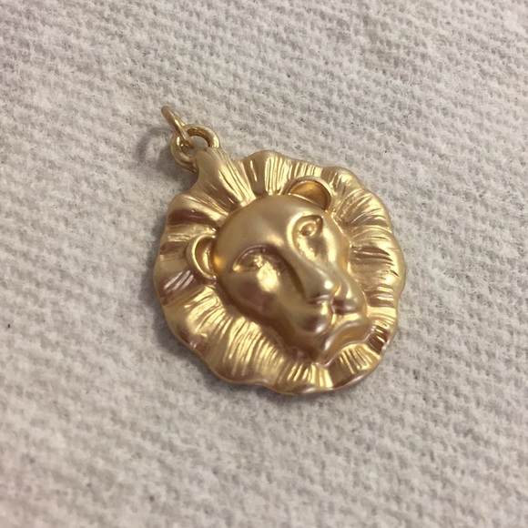 Vintage Jewelry - Lion Pendant
